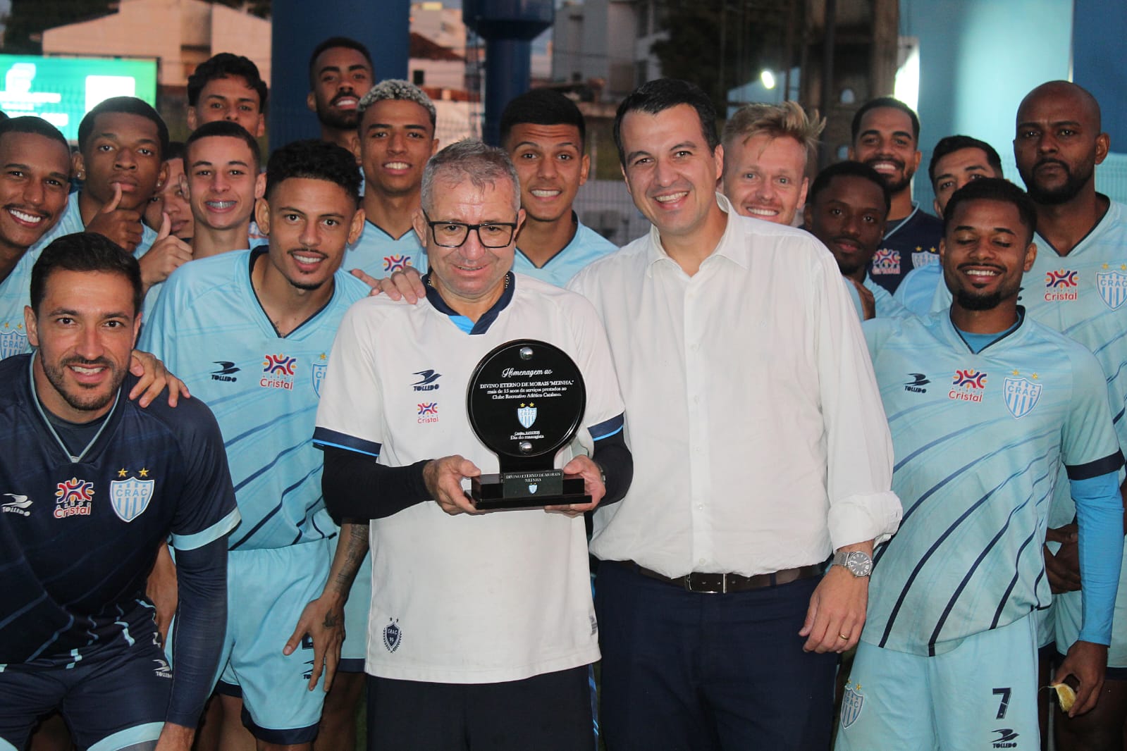 CRAC homenageia massagista Meinha por 15 anos de dedicação ao clube